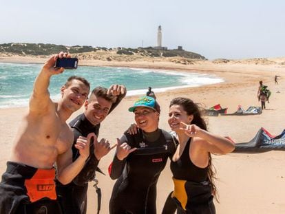 Un grupo de kitesurfistas se hace un 'selfie' en el cabo de Trafalgar, situado en Caños de Meca (Cádiz).