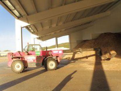 Carga y descarga de astillas en los silos de BIOCEN.