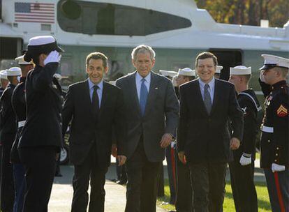 Nicolas Sarkozy (izquierda), George W. Bush (centro) y José Manuel Durão Barroso a su llegada a Camp David.