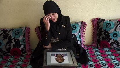Najlae Muh Ou Chaieb, hermana del fallecido, ayer en su casa de El Ejido. 