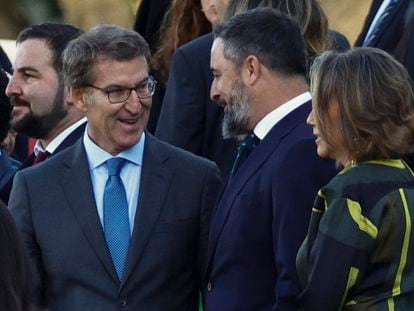El líder del PP, Alberto Núñez Feijóo, conversa con el presidente de Vox, Santiago Abascal, en el desfile del Día de la Fiesta Nacional, en octubre de 2022.