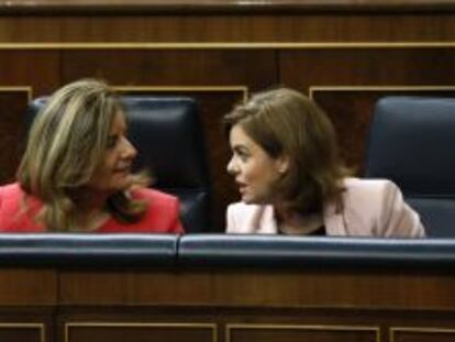 La vicepresidenta del Gobierno, Soraya S&aacute;enz de Santamar&iacute;a (d), conversa con la ministra de Empleo, F&aacute;tima B&aacute;&ntilde;ez (i).