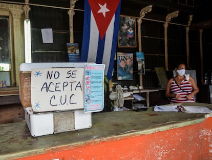 Un negocio de La Habana con un cartel en el que advierte que no se aceptan pesos convertibles.