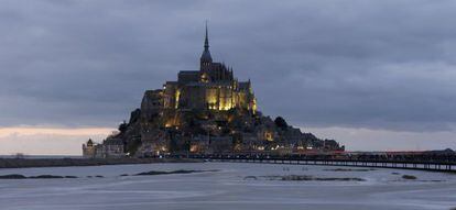 La subida de la marea rodea el Monte Saint-Michel este sábado.