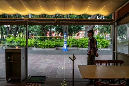 Un camarero espera la llegada de algún cliente en el restaurante Entrevero, en la plaza de Coyoacán de Ciudad de México.