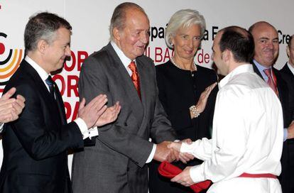 El Rey, junto a Iñigo Urkullu y Christine Lagarde, saluda al 'dantzari' tras realizar el aurresku de honor.