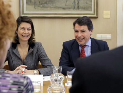 El presidente de Madrid, Ignacio Gonz&aacute;lez, y la consejera de Educaci&oacute;n, Luc&iacute;a Figar, durante su reuni&oacute;n con expertos en Historia de Espa&ntilde;a. 
 
 
 .