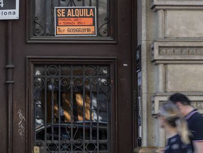 Cartel de un piso en alquiler en un edificio de Barcelona.