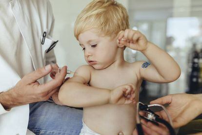 Un niño recibe una dosis de una vacuna.