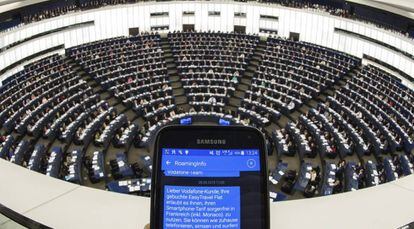 Un SMS mostra informació sobre el 'roaming' durant un ple del Parlament Europeu a Estrasburg.