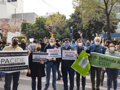 Personal académico del Centro de Investigación y Docencia Económicas (CIDE) participa en una protesta para pedir medidas contra el jefe interino del centro de estudios.
