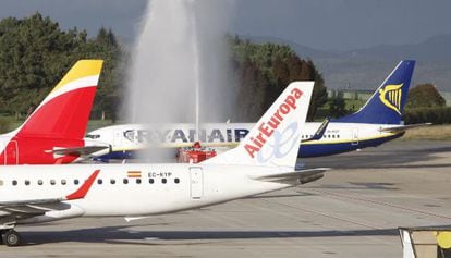 Tres aviones de Iberia, Air Europa y Ryanair en el aeropuerto de Vigo.