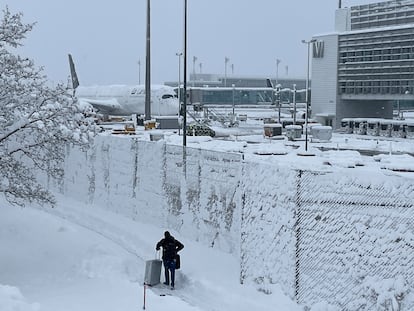 Passengers stand in line at Munich's airport after heavy snowfall hit Bavaria and its capital Munich, Germany, December 2, 2023. The German Bundesliga soccer match FC Bayern Munich v 1. FC Union Berlin had to be cancelled, trains halted and the airport closed because of the the weather condition.     REUTERS/Louisa Off