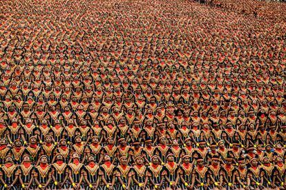 Unos 10.000 hombres participaron en la danza de Saman, o "danza de miles de manos", como parte de los preparativos para una ceremonia por parte de la etnia gayo el 12 de agosto de 2017, en la isla de Sumatra (Indonesia).