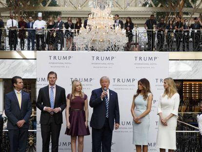 Trump, junto a sus hijos y esposa, en la inauguración del hotel en octubre.