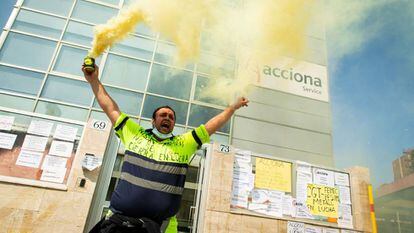 Los trabajadores de Acciona Facility Services protestan por el cierre de Nissan en Barcelona, este miércoles.