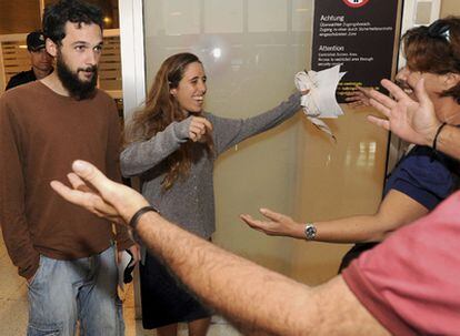 Silvia García y Javier Sopeña abandonan el Sáhara tras recibir garantías de que su salida sería segura. En la foto, a su llegada a Las Palmas.
