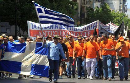 Cientos de trabajadores griegos se manifiestan, en la tercera huelga general del año, por el centro de Atenas para protestar contra los planes de austeridad del Gobierno.