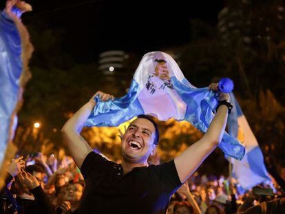 Seguidores de Bernardo Arévalo celebran su victoria en Ciudad de Guatemala.