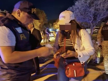 Un agente de policía de la ciudad de Córdoba (Argentina) interroga a una de las detenidas, este jueves, en una imagen compartida en redes sociales.