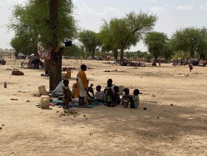 Unos niños extienden sus esteras en el suelo para dormir en el campo de refugiados de Andressa, en el Chad, este mes de mayo.