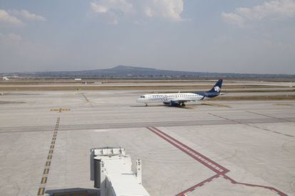 Un avión de Aeroméxico en la pista del Aeropuerto Internacional Felipe Ángeles, el pasado 21 de marzo.