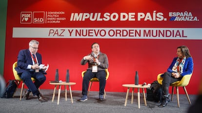 Desde la izquierda, el eurodiputado Nacho Sánchez Amor, el ministro de Asuntos Exteriores, José Manuel Albares, y la ministra de Defensa, Margarita Robles, durante la convención política del PSOE celebrada en A Coruña el 20 de enero.