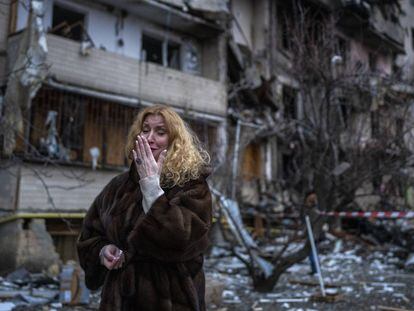 Natali Sevriukova llora junto a su casa destruída tras un ataque ruso en Kiev.