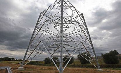 Una imagen de la primera torre de Muy Alta Tensión, que ha empezado a montar Red Eléctrica.