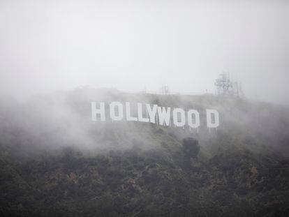 El famoso letrero de Hollywood es visible a través de la neblina y nieve en Los Ángeles, California, el 24 de febrero 2023