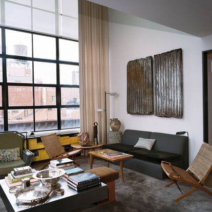 En el salón de André Mellone, mullida moqueta gris, cortinas color crema, acentos de plata y madera y sofás cómodos, pero proporcionados, pues un sello distintivo de sus proyectos es precisamente el diseño de sofás a medida. |