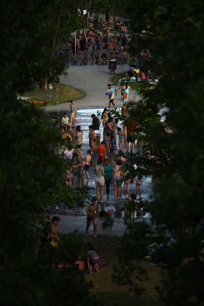 Numerosas personas se refugiaban el domingo de las altas temperaturas registradas en la capital en las fuentes de Madrid Río, reabiertas por el Ayuntamiento tras permanecer dos años cerradas, y en la que está permitido el baño. Abrirán todos los días de verano de 11.00 a 21.00.