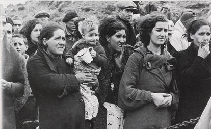 Refugiados españoles en el campo de concentración de Argelès-sur-Mer (Francia), en 1939.
