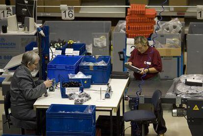 Dos mujeres trabajan en un centro de la empresa de inserción Tasubinsa, en Azazuri (Navarra).