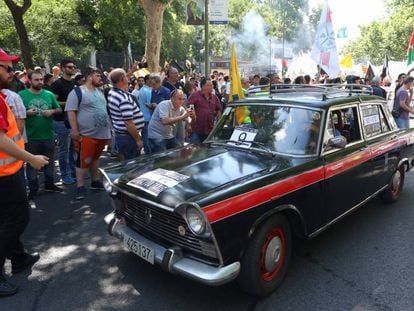 Un taxi antiguo en una protesta de taxistas en Madrid en mayo.