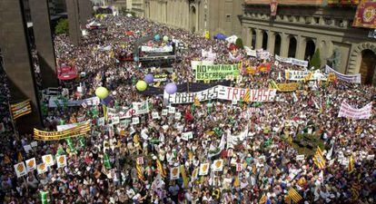 Manifestaci&oacute;n en Zaragoza en 2002 contra el trasvase del Ebro.