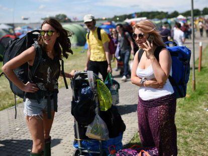 Una jove parla pel mòbil en un festival de música a Anglaterra