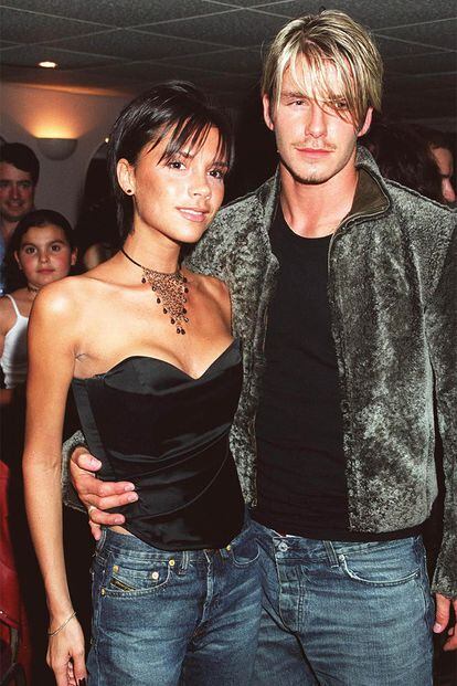 Victoria y David Beckham

Hubo un tiempo en el que la ahora diseñadora no le tenía miedo a sonreir a las fotos ni a pasarse con la tijera en la peluquería. Allá por 1999 ella y su marido compartían el mismo corte de pelo (mechones cayendo por la frente incluidos) aunque ella aún era fiel al negro.