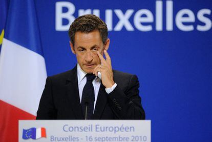 El presidente francés, Nicolas Sarkozy, tras la reunión de jefes de Estado de la UE, en la que se debatió el tema de las deportaciones de gitanos.