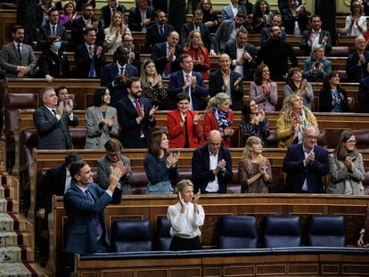 Pedro Sánchez y otros diputados aplauden en el Congreso tras la aprobación de los Presupuesto de 2023, el pasado 24 de noviembre.