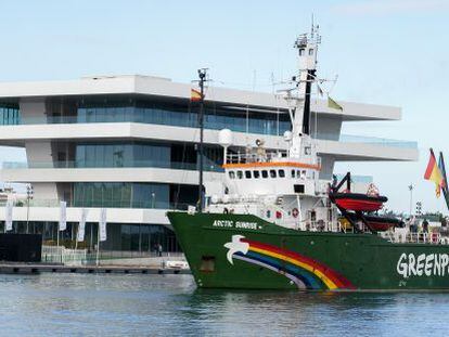 El buque &#039;Arctic Sunrise&#039; entrando en Valencia, este martes.