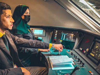 Una mujer saudí acude a la formación de Renfe para formar parte de su equipo de maquinistas en La Meca.
