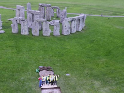 Excavación de uno de los enterramientos de Stonehenge.