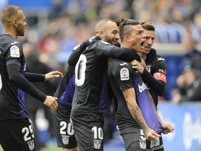 Los jugadores del Leganés felicitan a Jonathan Silva por su gol en Mendizorrotza.