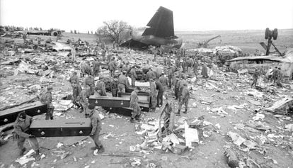 Tareas de rescate de cuerpos de víctimas junto a los restos del Boeing de Avianca que se estrelló en Mejorada del Campo en 1983.