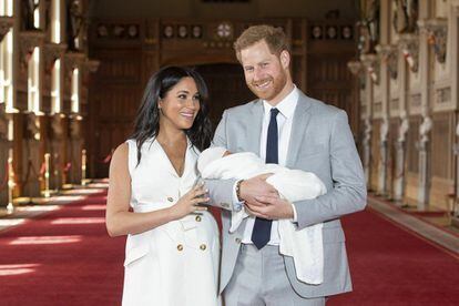 El príncipe Enrique y Meghan Markle han presentado a su hijo, 48 horas después de su nacimiento, en el castillo de Windsor.