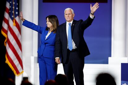 Mike Pence y su esposa Karen se despiden tras anunciar que abandona la contienda rumbo a las presidenciales de 2024.