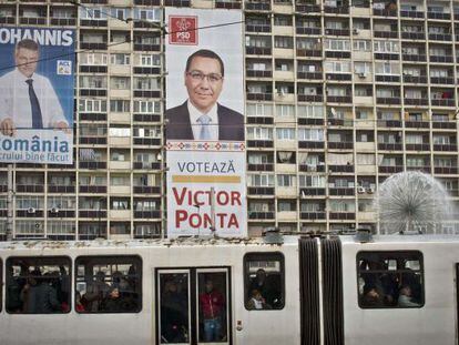 Carteles electorales del actual ministro, Victor Ponta, y su rival a las presidenciales, Klaus Ioannis, en un edificio de Bucarest.