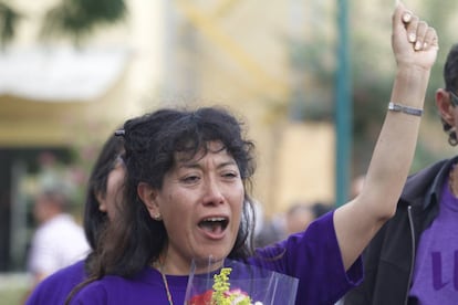 La madre de Lesvy, Araceli Osorio, celebra la decisión de los jueces a la salida del tribunal.