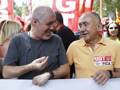 Pepe Álvarez (derecha), secretario general de UGT, y su homólogo en CC OO, Unai Sordo, conversan este martes en Madrid durante una protesta de los trabajadores de la industria.